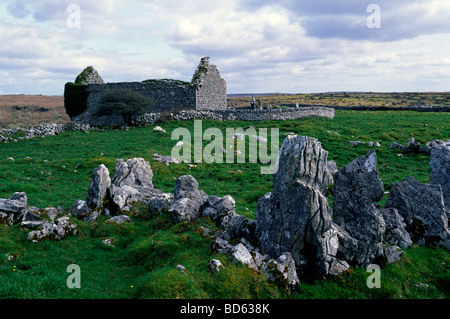 Ruines de l'église dans le Conemarra région près de Galway, Irlande. Banque D'Images
