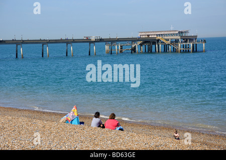 Plage et jetée de Deal, Deal, Kent, Angleterre, Royaume-Uni Banque D'Images