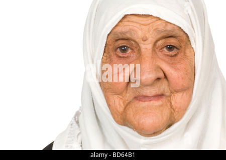 Close up d'une vieille femme sur un fond blanc. Banque D'Images