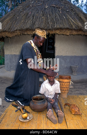 Docteur Alfred Chakadenga Shona, guérisseur, sorcier, chaman, spiritualiste, spiritualisme, medicine man, Chapungu Village Shona, Harare, Zimbabwe Banque D'Images