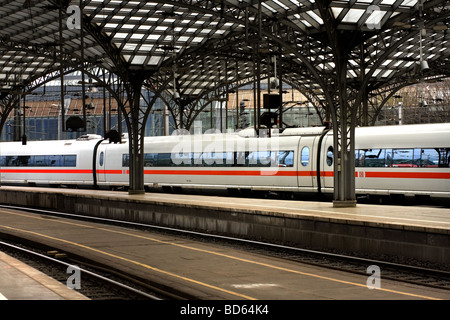 Train de voyageurs à la gare de Cologne, Allemagne Banque D'Images