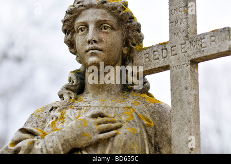 Statue cimetière de woman holding Cross du Rédempteur Banque D'Images