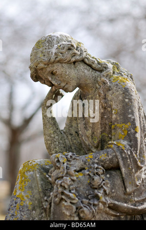 Cimetière étrange statue de femme avec tête en pensant à la main Banque D'Images