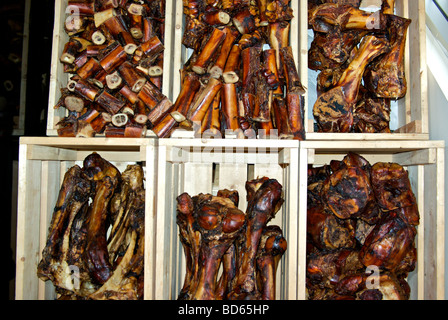 Des caisses en bois boîtes de bœuf séché les os des jambes pour chiens Aliments pour animaux de compagnie Banque D'Images