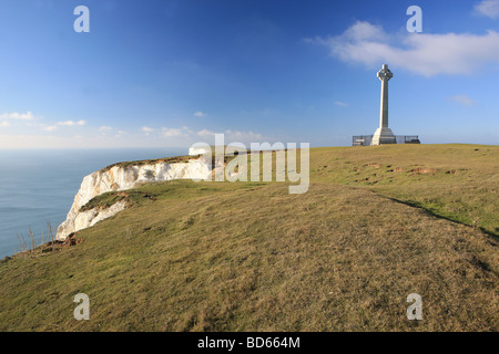 Monument à Lord Tennyson le poète, sur la falaise d'eau douce à l'île de Wight , vivaient à proximité et marché sur les bas. Banque D'Images