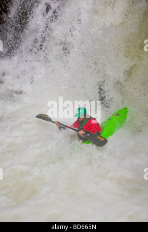 Les kayakistes dans creek kayaks bateau tombe saut au-dessus du ruisseau clair Empire, Colorado Banque D'Images