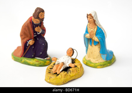 Scène de la Nativité mettant en vedette des figurines de Marie, Joseph et de l'enfant Jésus sur un fond décoratif Banque D'Images
