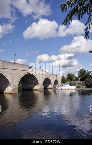 Chertsey Pont sur la rivière Thames, Chertsey, Surrey, Angleterre, Royaume-Uni Banque D'Images