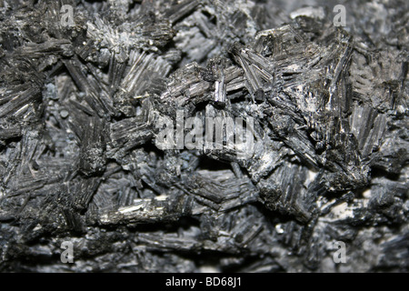 Une tourmaline de silicate de bore cristallin - minéral de Roche, Cornwall Banque D'Images