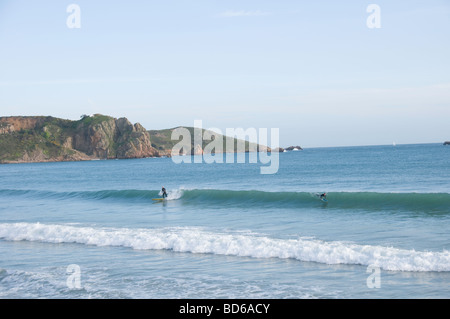 Surf à St Brelades bay, Jersey, Îles britanniques Banque D'Images