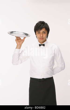 Waiter holding tray dans sa main Banque D'Images