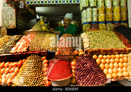 Olives marocaine savoureuse vendu dans chaque marché bazar au Maroc. Banque D'Images