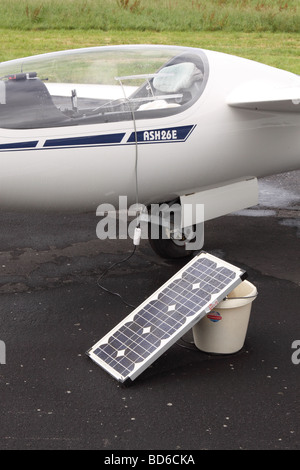 Planeur avec l'électricité solaire panneau d'énergie utilisée pour charger batterie à recharger les appareils électriques sous tension dans le poste de pilotage, comme le GPS Banque D'Images