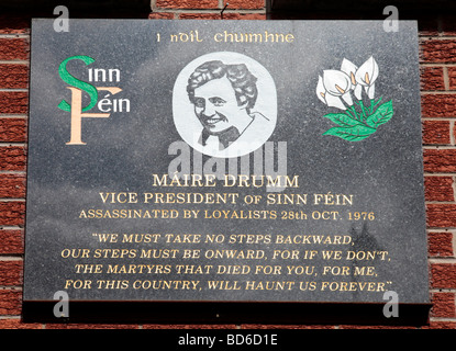 Plaque commémorant Maire Drumm, le Vice-président du Sinn Fein, qui a été "assassiné par les Loyalistes le 28 octobre 1976' Banque D'Images