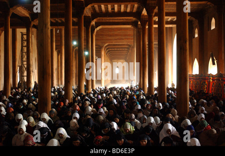 Rassembler les musulmans à l'intérieur de la Mosquée Jamia Masjid Fridy pour la première prière de l'après-midi du Ramadan de Srinagar, la capitale d'été Banque D'Images