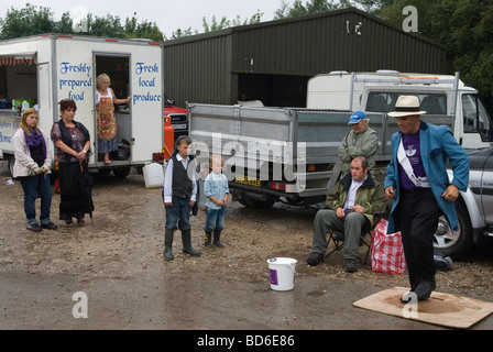 Homme collectant pour cancer Charity danse non stop. Brigg Horse Fair Brigg Lincolnshire Angleterre années 2009 2000 Royaume-Uni HOMER SYKES Banque D'Images