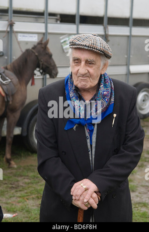 Brigg Horse Fair Brigg Lincolnshire Angleterre Gypsy homme portant une écharpe de cou traditionnelle 2000s 2009 UK HOMER SYKES Banque D'Images