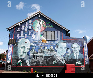 Murale pour Joe Cahill et ses frères, peint par Danny Devenney dans le Whiterock, républicain et nationaliste de la région Ouest de Belfast Banque D'Images