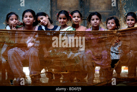 Les enfants musulmans Dariya s'asseoir à l'intérieur du camp de réfugiés de Khan Rahat Ghhumnat définies en dehors d'une école à l'état du Gujarat à Ahmedabad Banque D'Images