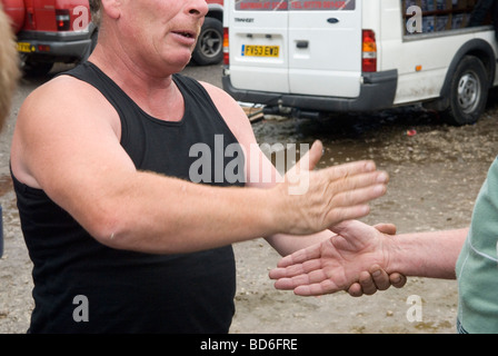 Gypsy Horse Traders revendeur scellant un accord Brigg Horse Fair Brigg Lincolnshire Angleterre 2009 2000s Royaume-Uni HOMER SYKES Banque D'Images