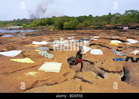 Vêtements fraîchement lavés sont mis à sécher au soleil. (Photo par Ami Vitale) Banque D'Images