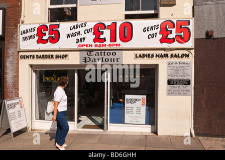 Un salon de tatouage et de coiffeurs pour hommes et femmes à Norwich Norfolk Uk Banque D'Images