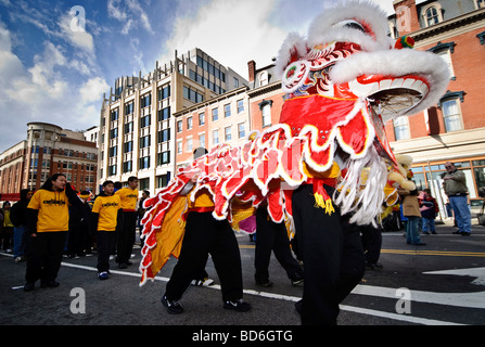 Dragon Chinese New Year Parade Washington DC // WASHINGTON DC — Un dragon serpente dans le centre-ville de Washington DC pendant la parade du nouvel an chinois à Chinatown. La célébration annuelle marque le début du nouvel an lunaire et est l'un des plus grands festivals culturels de la capitale nationale. Le quartier chinois de Washington DC, centré autour de H Street NW entre les 6e et 8e rues, accueille les festivités du nouvel an chinois depuis des décennies. Le quartier abrite l'Archiway ornée de l'amitié, un cadeau de Pékin, et sert de centre culturel pour la communauté asiatique américaine de la région. La parade typiquement Banque D'Images