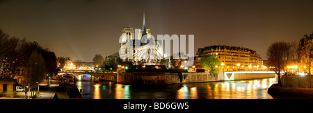 Vue panoramique de la grenaille de l'arrière de Notre Dame de Paris la nuit à la recherche sur la Seine Banque D'Images