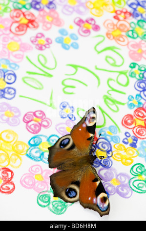 Aglais io. Papillon paon sur l'amour mon jardin et fleurs multicolores dimensions Banque D'Images