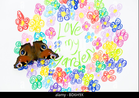 Aglais io. Papillon paon sur l'amour mon jardin et fleurs multicolores dimensions Banque D'Images