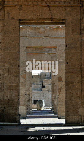 Socle en pierre Vue à travers les vestibules de Temple de Sobek et Haroeris à Kom Ombo Égypte Banque D'Images