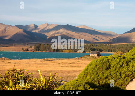 Recherche à travers le lac Tekapo avec l'Église du Bon Pasteur sur la rive de la Nouvelle-Zélande Banque D'Images