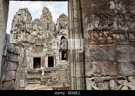 Le Bayon, un temple Khmer à Angkor au Cambodge au centre d'Angkor Thom. Construit à la fin du 12e siècle-début 13e siècle. Banque D'Images