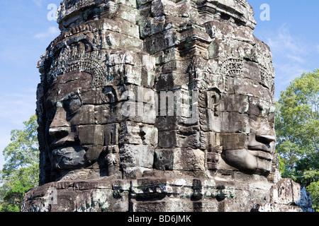 Le Bayon, un temple Khmer à Angkor au Cambodge au centre d'Angkor Thom. Construit à la fin du 12e siècle-début 13e siècle. Banque D'Images