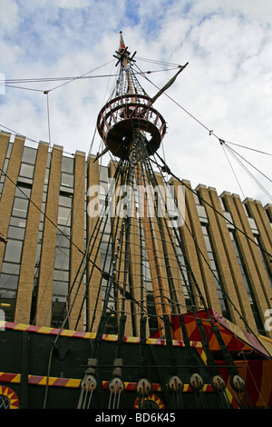 Réplique du Golden Hind, Southbank, Tamise, Londres, UK Banque D'Images