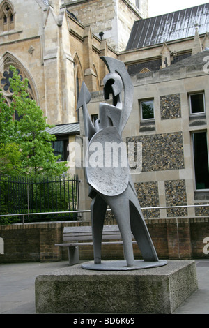 Statue de Minerve par Alan Collins à l'extérieur de la cathédrale de Southwark, Londres, UK Banque D'Images