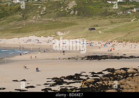 Les surfeurs sur la plage de sennen cove Cornwall Banque D'Images