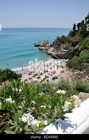 Petite plage cove, Nerja, Costa del Sol, la province de Malaga, Andalousie, Espagne Banque D'Images