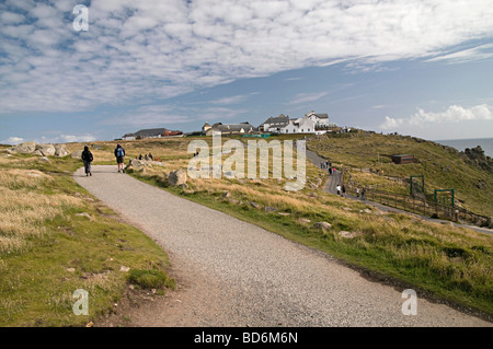 Lands End Cornwall avec promeneurs sur le sentier du littoral Banque D'Images