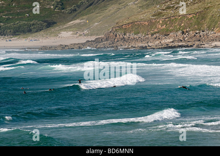 Surfeurs de sennen cove cornwall assis dans l'eau en attente d'une bonne vague Banque D'Images