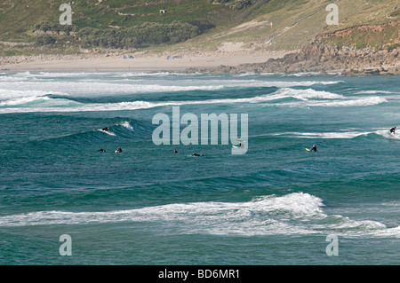 Surfeurs de sennen cove cornwall assis dans l'eau en attente d'une bonne vague Banque D'Images