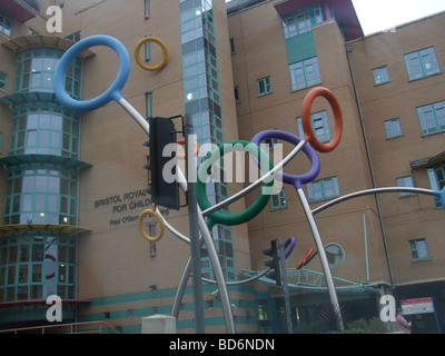 Un monument situé à l'extérieur de l'hôpital Royal de Bristol pour les enfants Banque D'Images