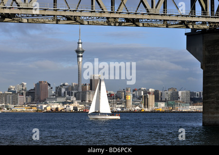 Perspectives de l'Auckland Harbour Bridge pris de northcote point. Banque D'Images