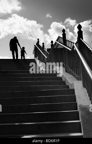 Père et fils à monter des escaliers profondeur de champ la netteté est dans le peuple Banque D'Images