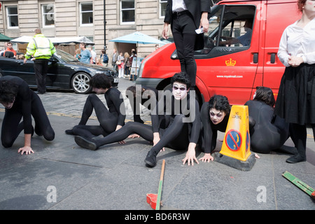 Certains interprètes vêtus de noir lycra sur la scène du Royal Mile d'Édimbourg dans le cadre du Fringe Festival 2009 Banque D'Images