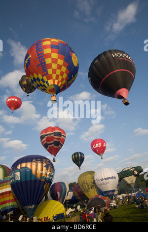 Bristol ballon Fiesta 2009, tôt le matin le décollage de ballons dans le ciel bleu et quelques nuages Banque D'Images