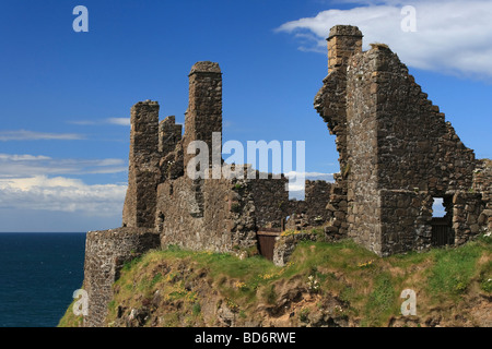Les ruines de château de Dunluce sur la côte nord de l'Irlande du Nord Banque D'Images