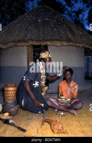 Docteur Alfred Chakadenga Shona, guérisseur, sorcier, chaman, spiritualiste, spiritualisme, medicine man, Chapungu Village Shona, Harare, Zimbabwe Banque D'Images