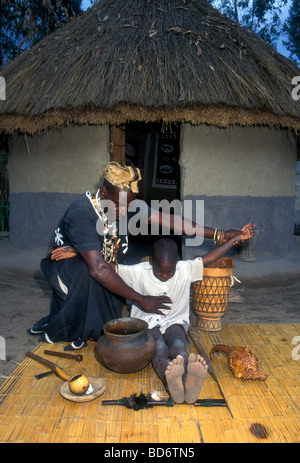 Docteur Alfred Chakadenga Shona, guérisseur, sorcier, chaman, spiritualiste, spiritualisme, medicine man, Chapungu Village Shona, Harare, Zimbabwe Banque D'Images