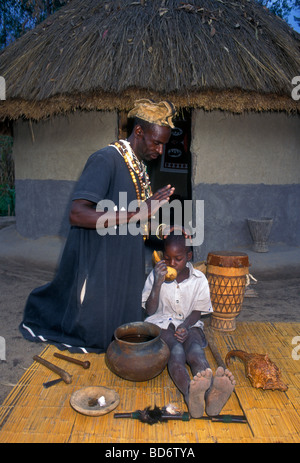 Docteur Alfred Chakadenga Shona, guérisseur, sorcier, chaman, spiritualiste, spiritualisme, medicine man, Chapungu Village Shona, Harare, Zimbabwe Banque D'Images